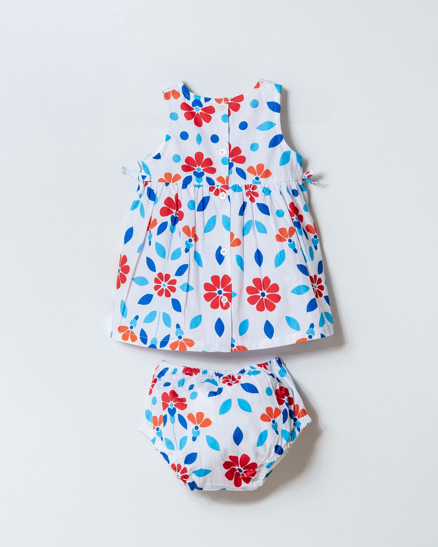 Rochie albă cu flori oranj 