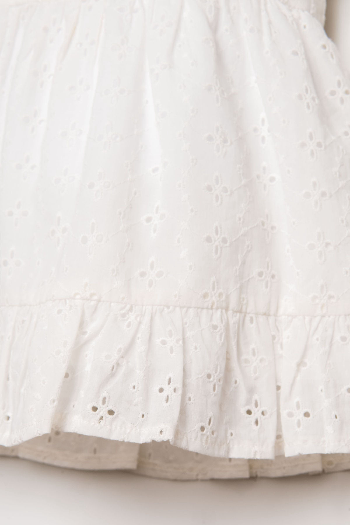 Rochie albă cu broderie 