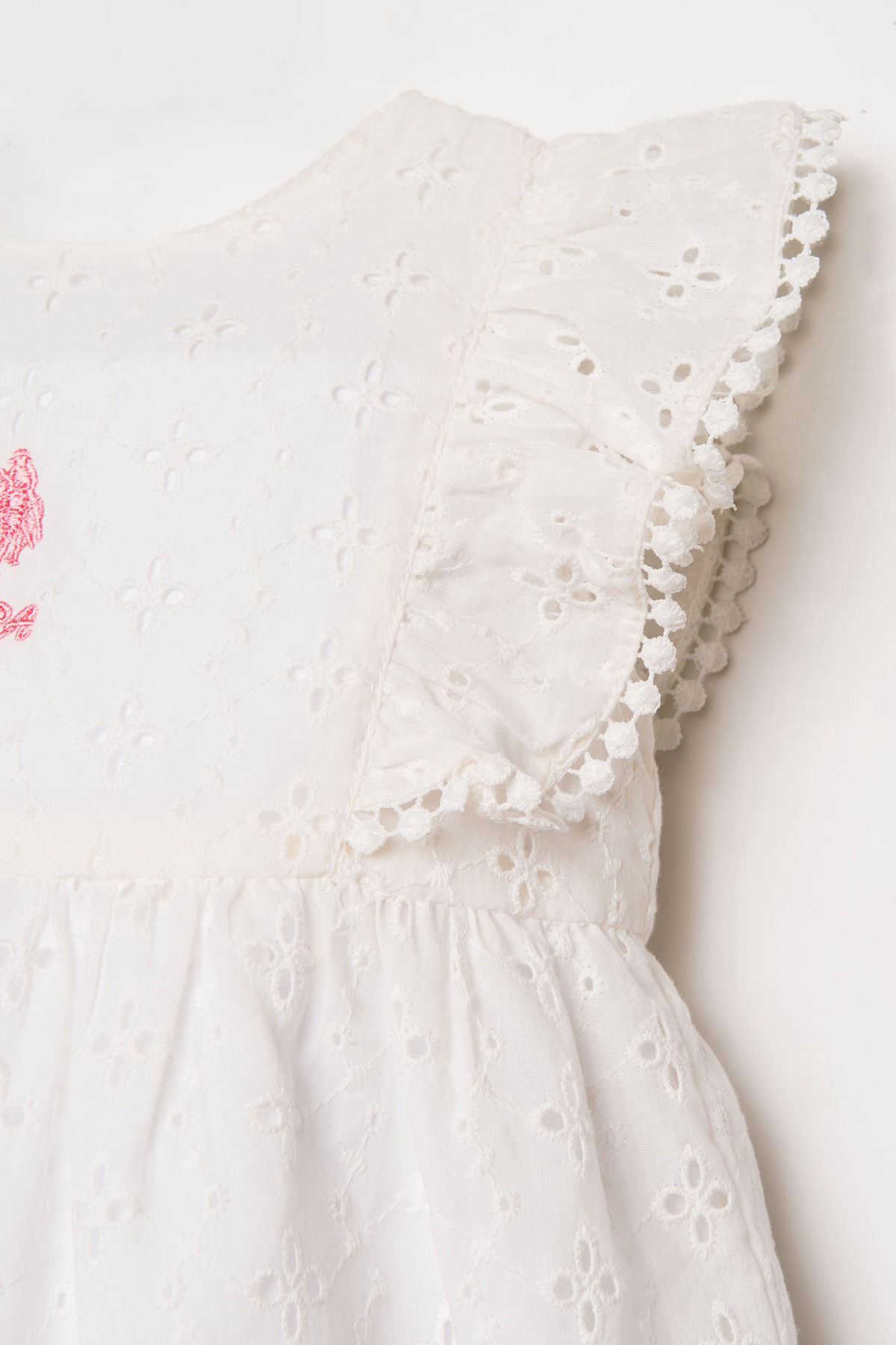 Rochie albă cu broderie 