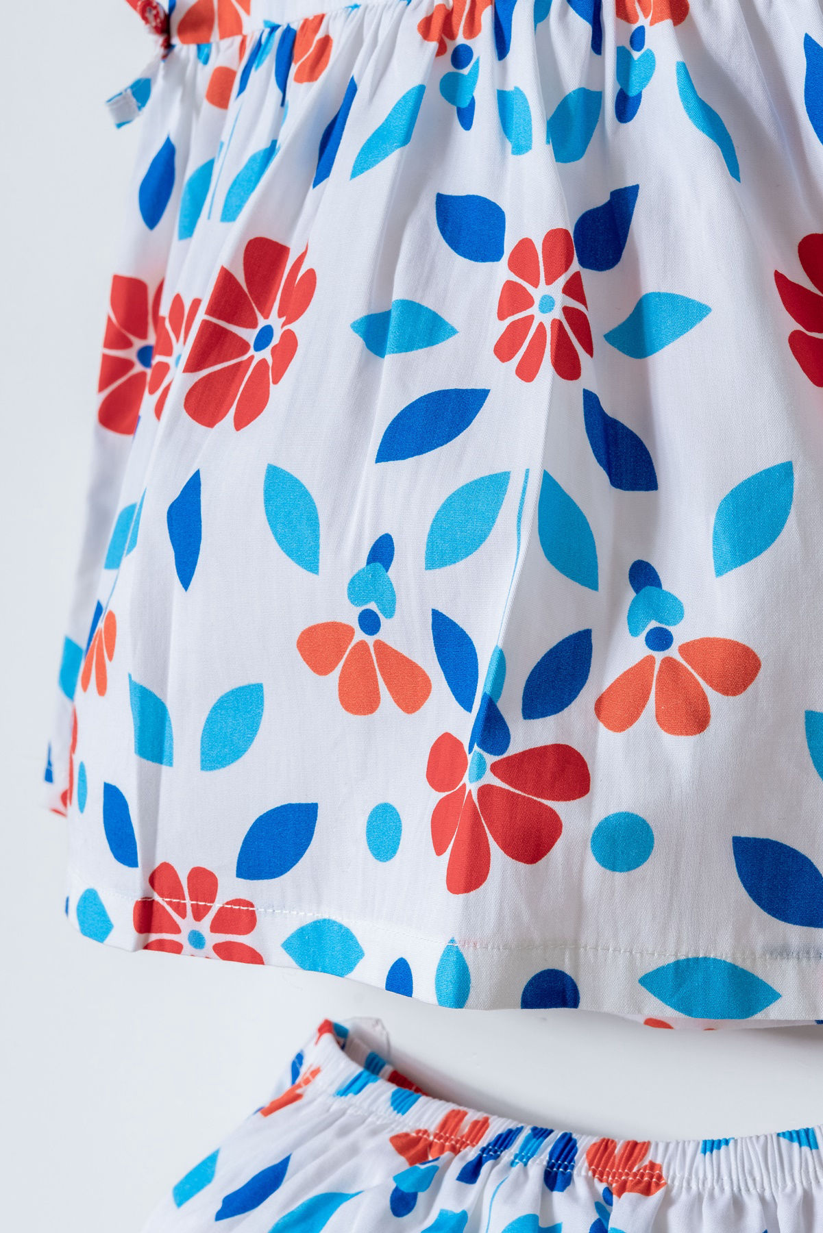 Rochie albă cu flori oranj 