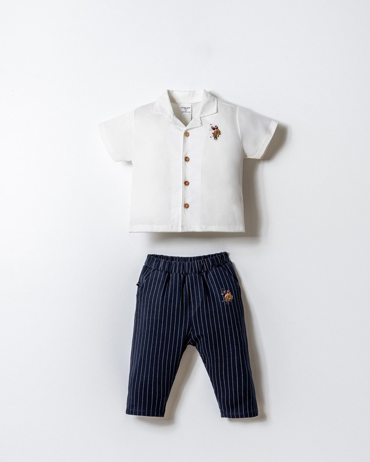Costum Bluză Albă cu Pantaloni 