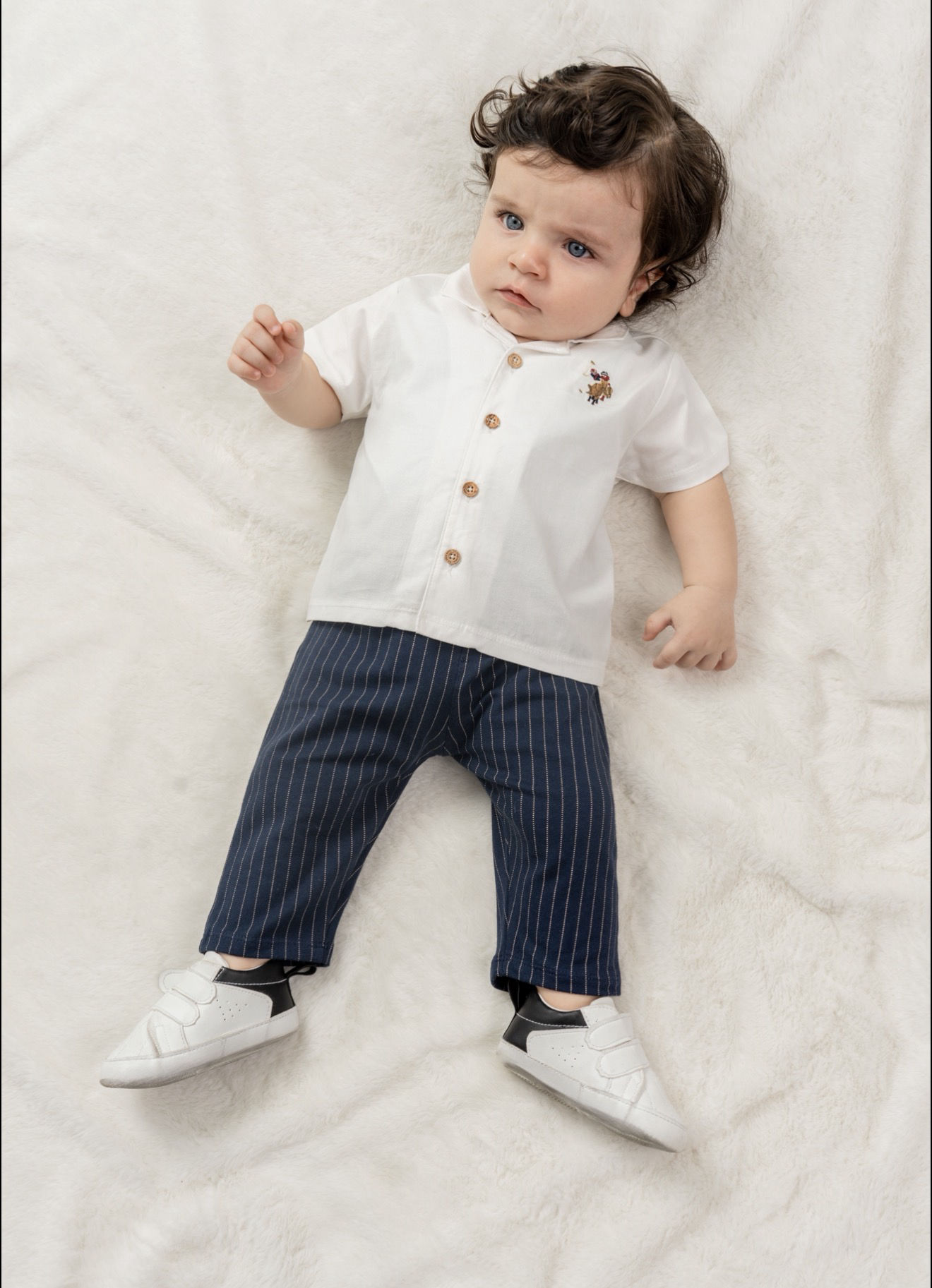 Costum Bluză Albă cu Pantaloni 