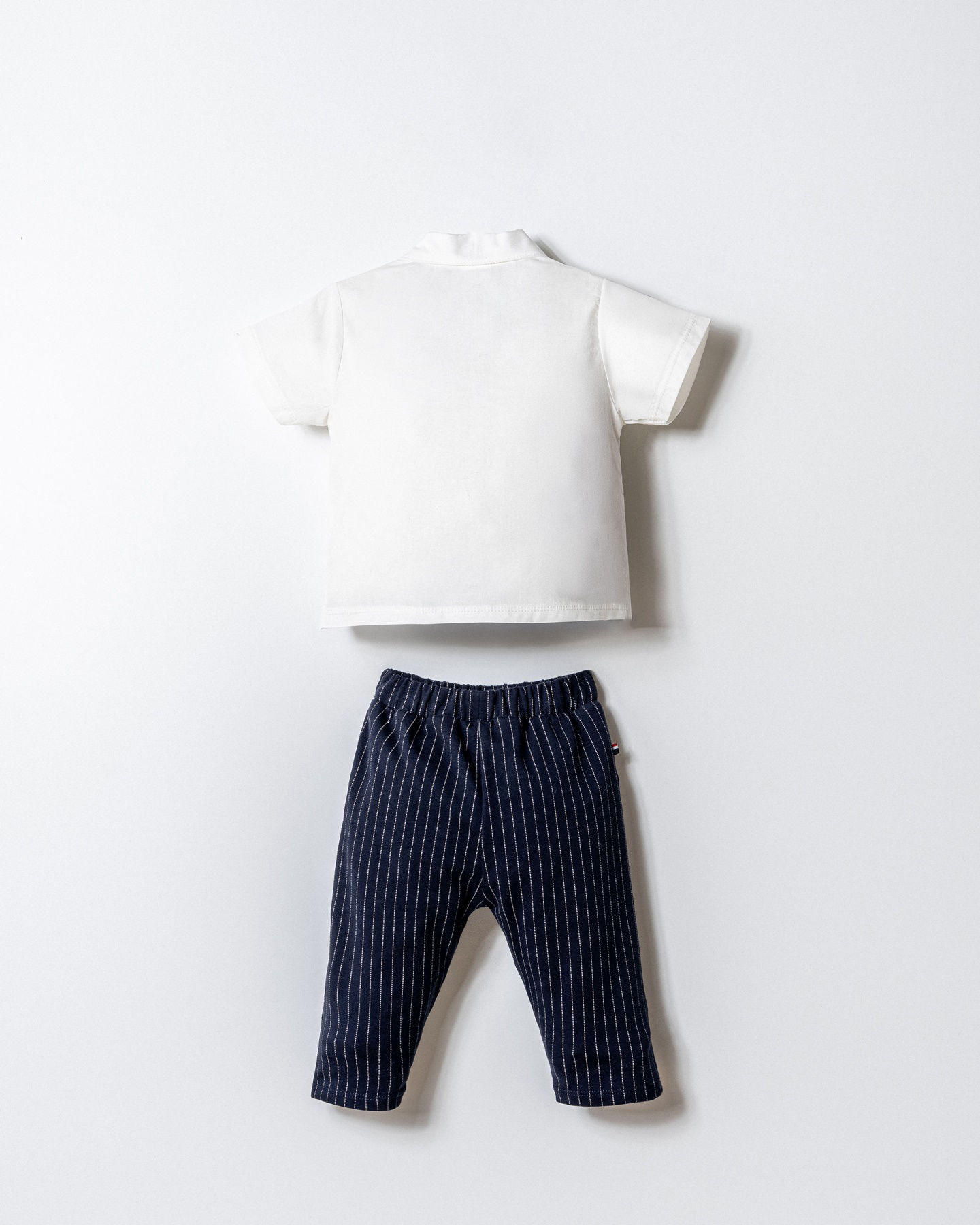 Costum Bluză Albă cu Pantaloni 